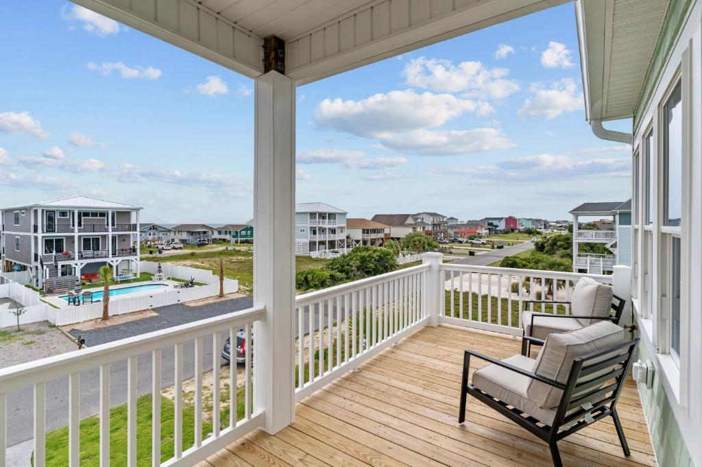 Seaside Serenity Newer Home with 2 Primary Suites, Oak Island