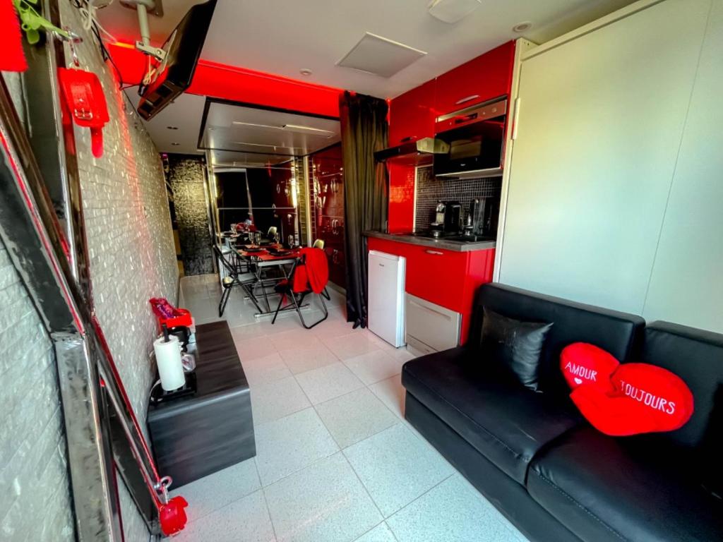 Cap Red Room - 2