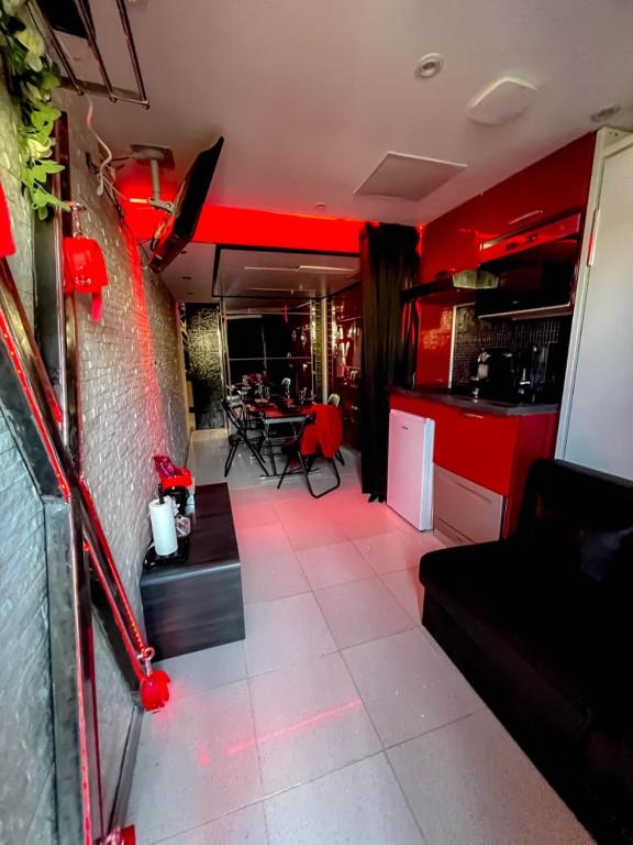Cap Red Room - 3