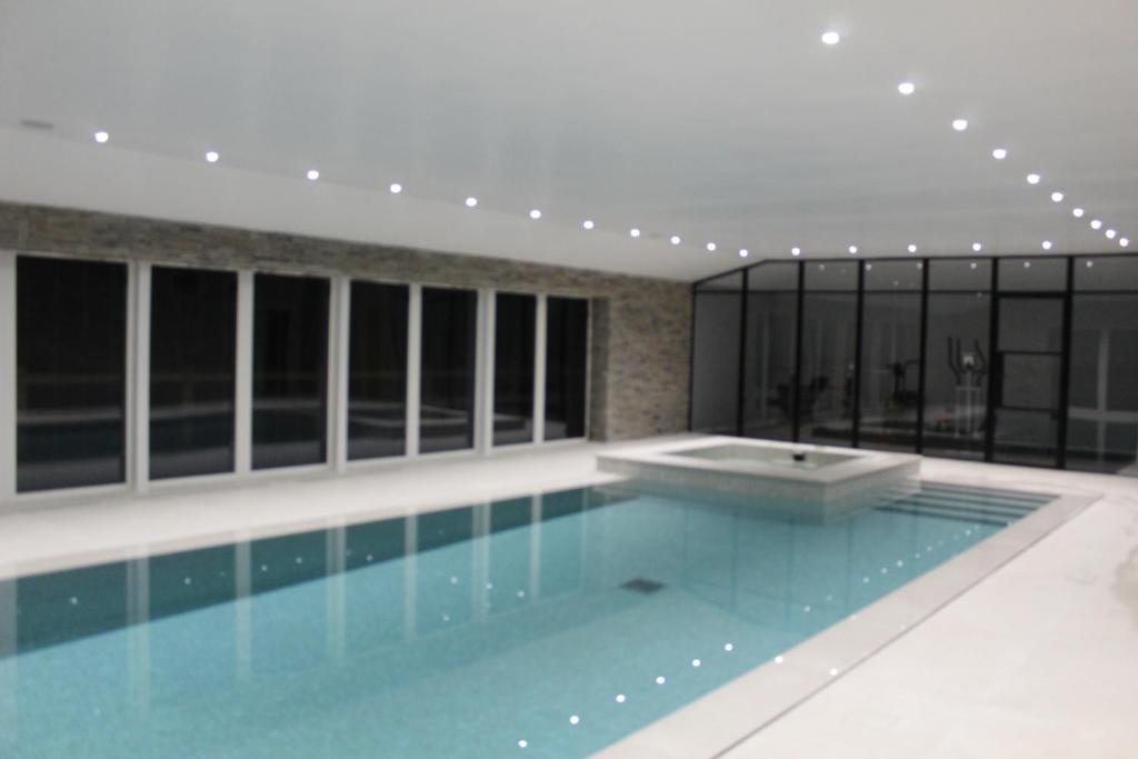 Four Bedroom House With Private Pool - Stunning countryside location with parking close to Chester City Centre, Chester