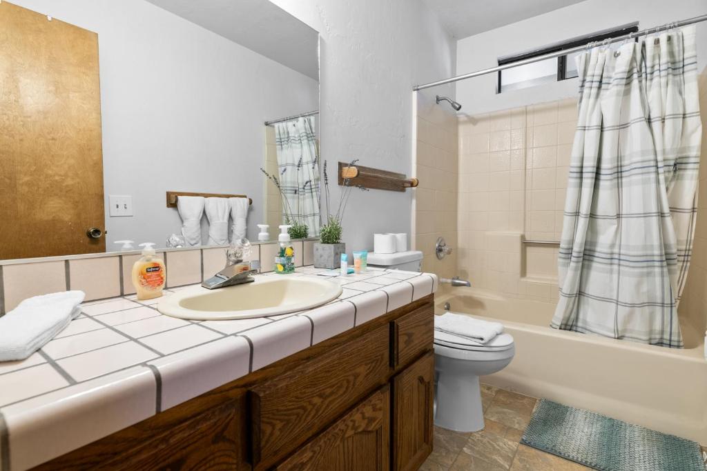 The Great Escape - Fireplace, Deck, Fenced Yard, BBQ, Big Bear City