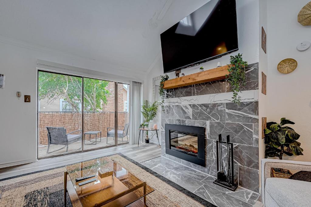 Upscale 1br Condo In Med Center, Houston