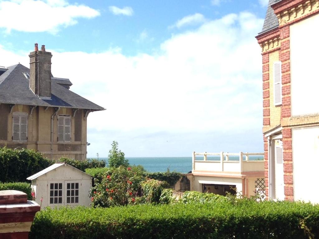 Vue mer, balcon, 50m plage & village, au calme - centre ville historique, 2P pour 4 maximum, Villers-sur-Mer