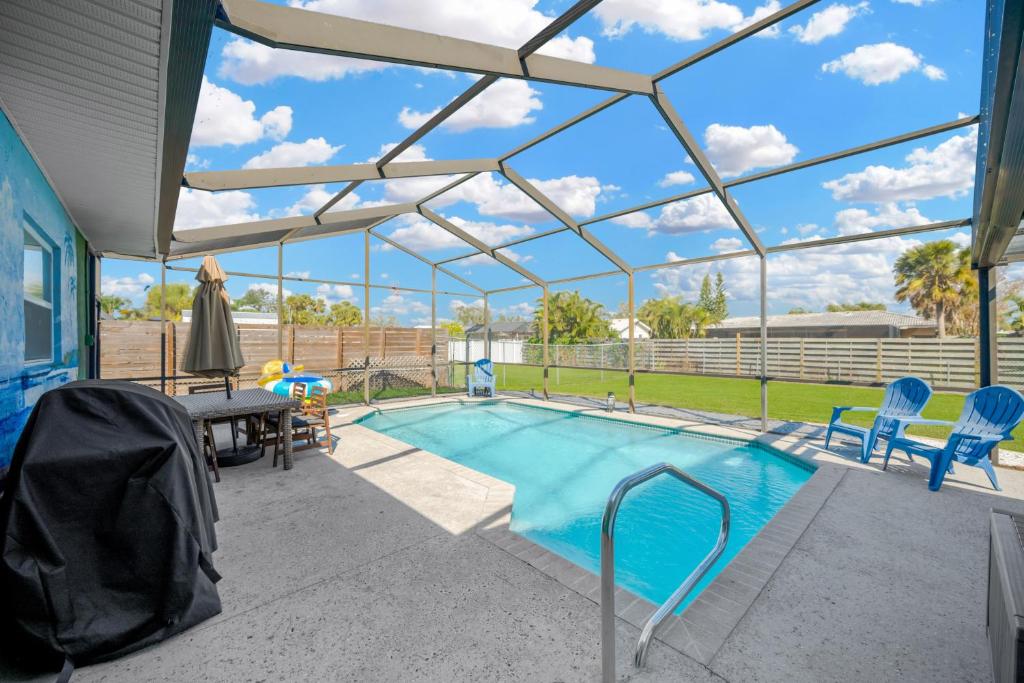 Getaway with Heated Pool and fence by Siesta Key Beach, Sarasota