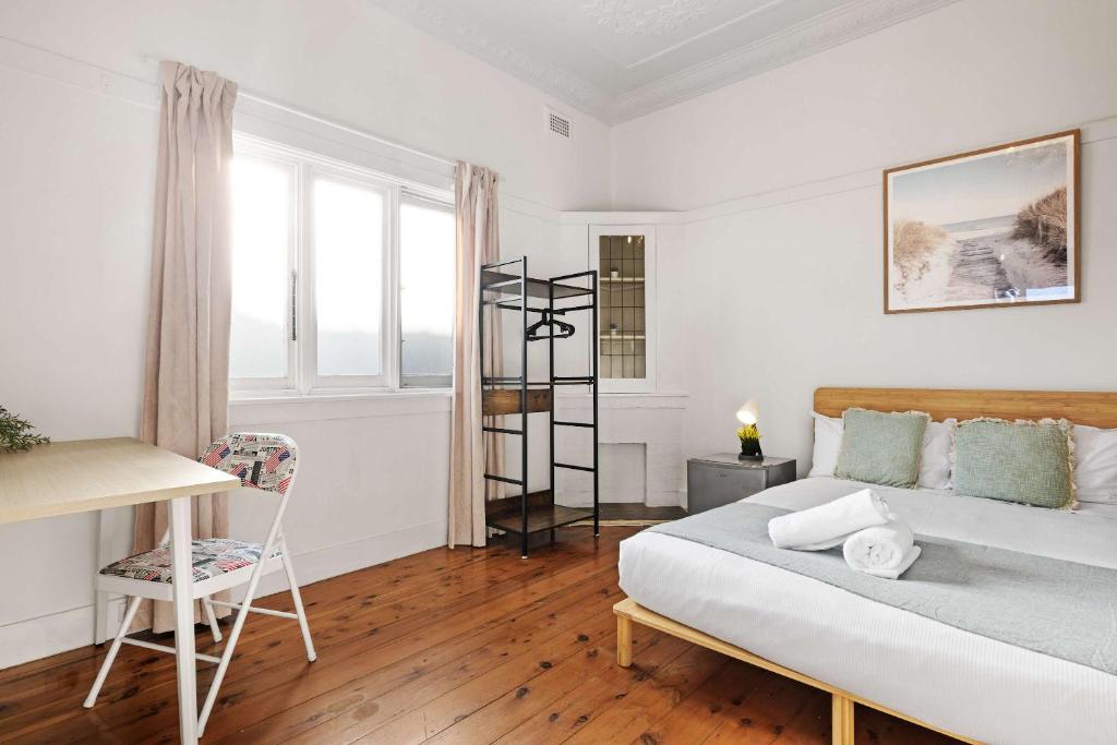 Classic Double Room - Quaint Place in South Hurstville - Shared Bathroom, Sydney