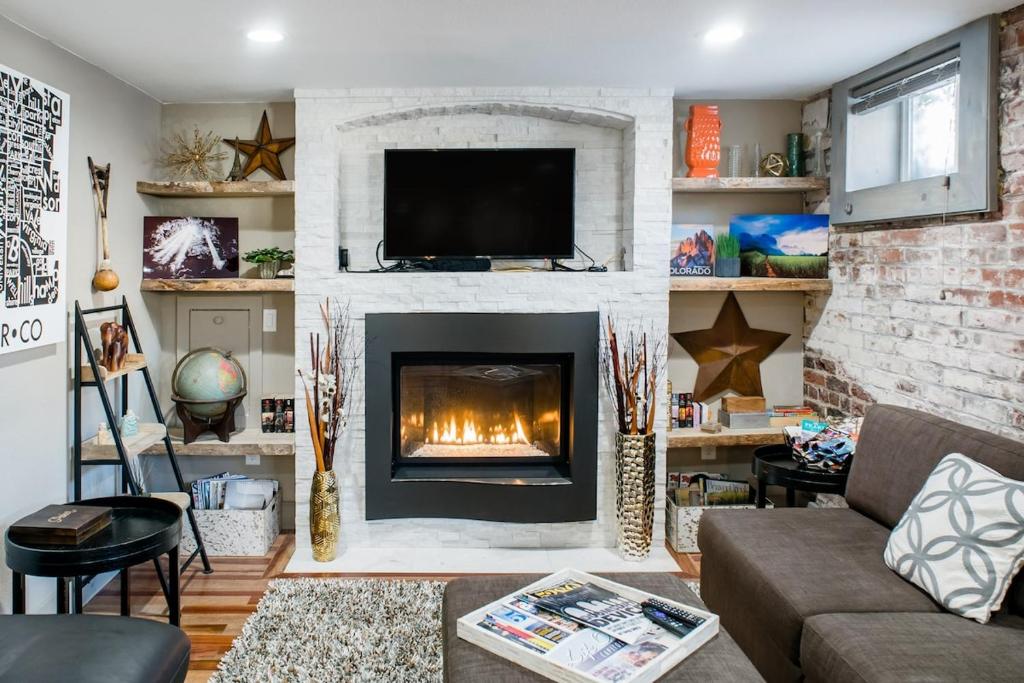 Designer Apartment in a Historic 1901 Downtown Area Mansion, Denver