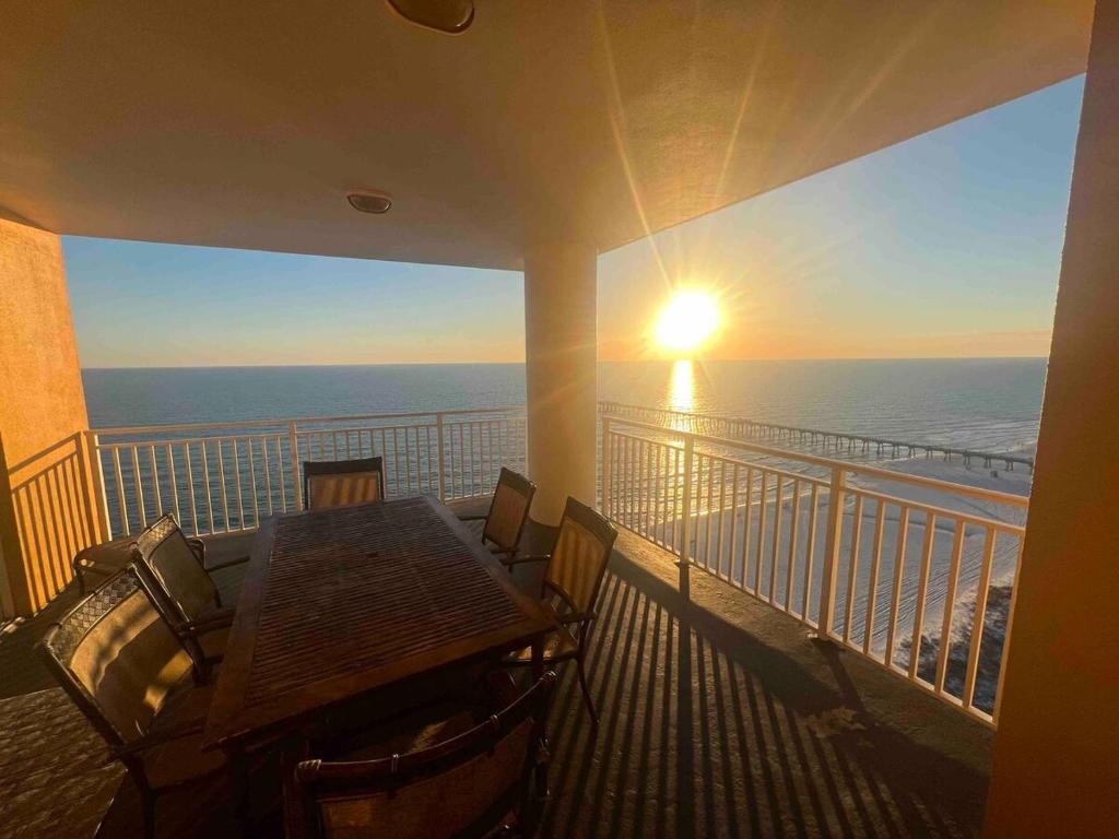 3BR 3BA Corner-Unit with 2 Ocean Front Master Suites, Panama City Beach