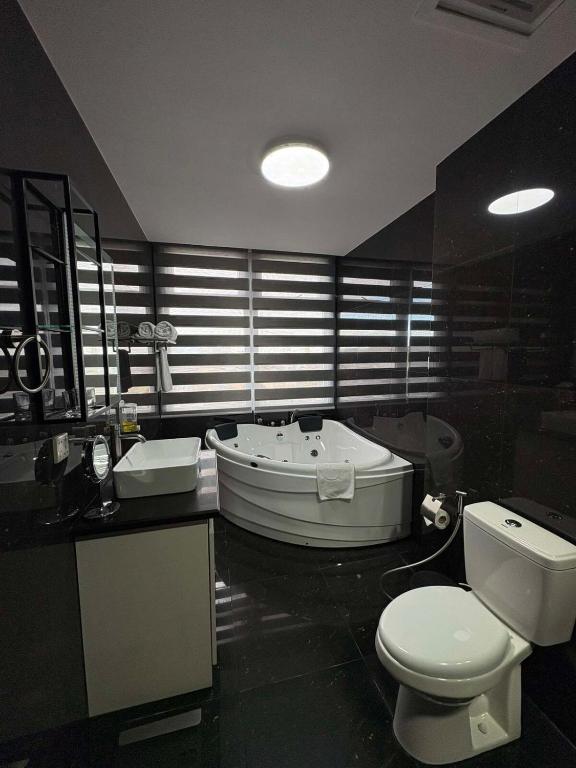 Sheryll Escapes - La Grande Penthouse 1 bedroom with private jacuzzi & Netflix!, Angeles