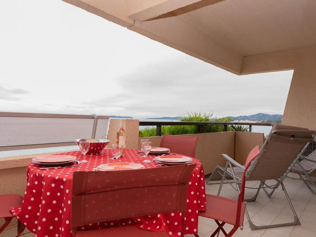 Le Lavandou, T2 lumineux, accès direct plage, parking privé - FR-1-803-79 - 2