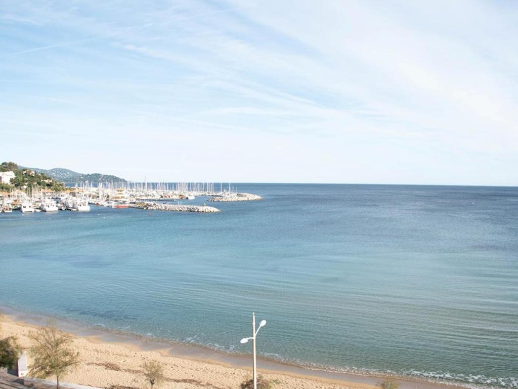 Le Lavandou, T2 avec terrasse vue mer et parking, 4 pers. - FR-1-803-82 - 1