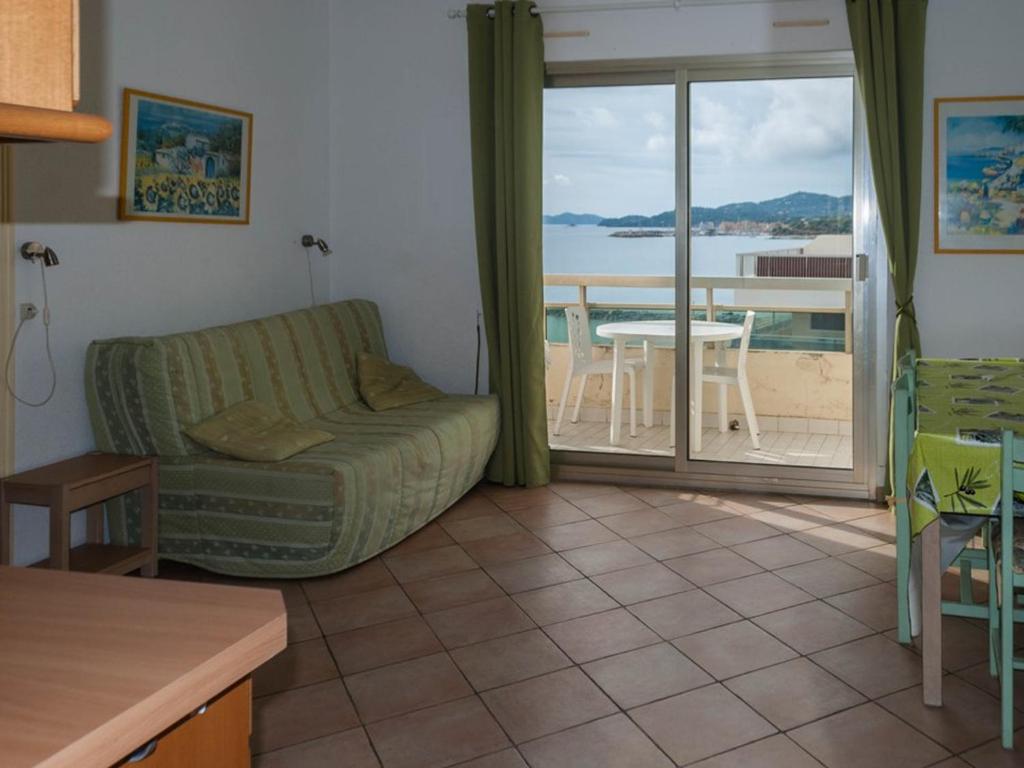 Le Lavandou, T2 avec terrasse vue mer et parking, 4 pers. - FR-1-803-82 - 2