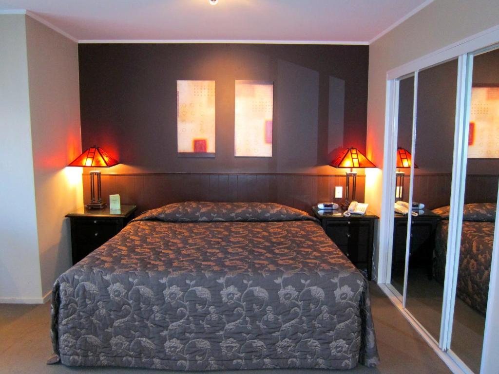 St James Apartments photo