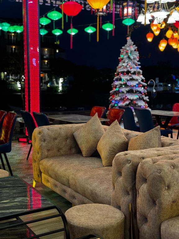 Shared lounge/TV area, Dolphins Hostel - Riverside Hoi An in Hoi An