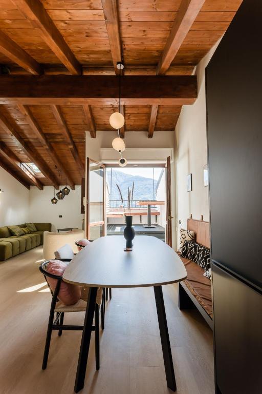 Camelia at the Lake - Acquaseria, San Siro by LoveComo, Acquaseria