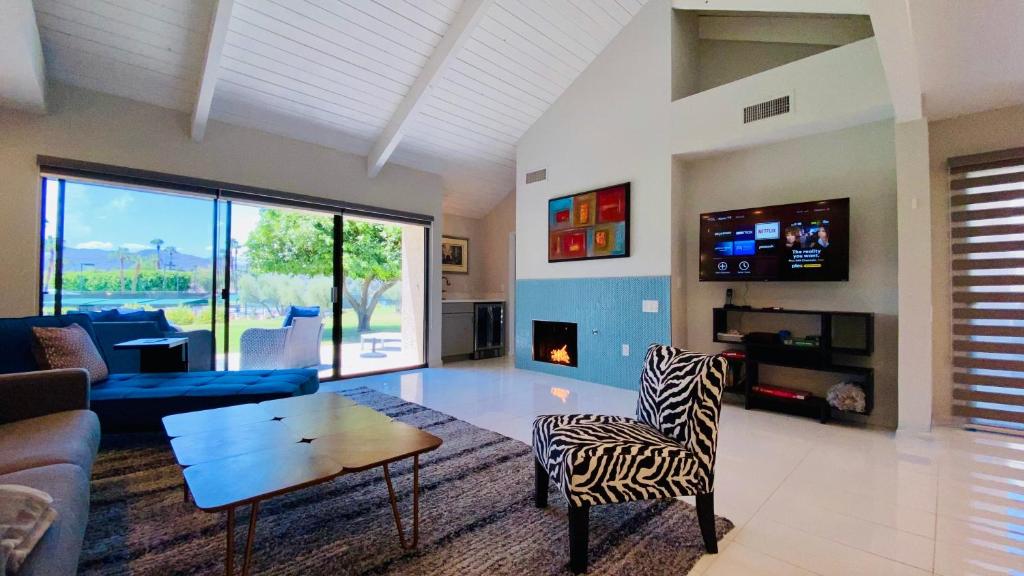 40 - LOVE 2 ensuite bedrooms completely renovated great view-managed by Greenday 24777, Rancho Mirage