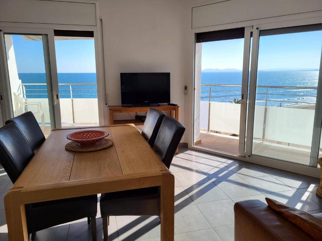 Apartamento primera línea Roses con vistas al mar AV-09 - 2