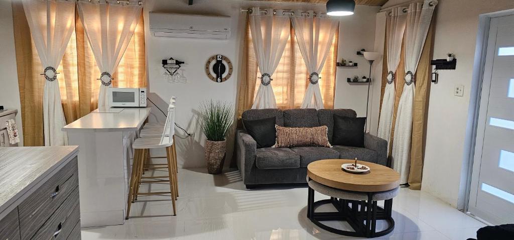 Las Julies's Apartment, Arenales