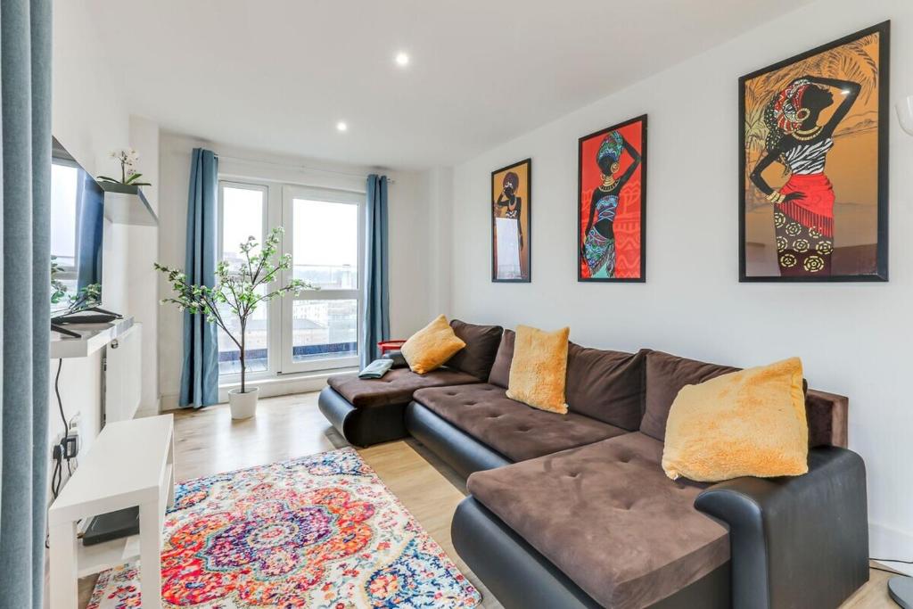 Prime location, Panoramic city views, Surround Balcony Near Train Stn - Central Luton, Luton