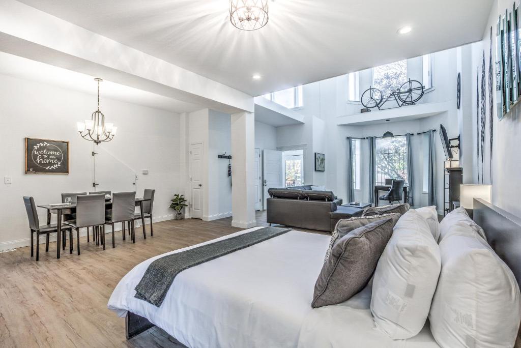 4632 First Floor Hidden Gem, Tower Grove