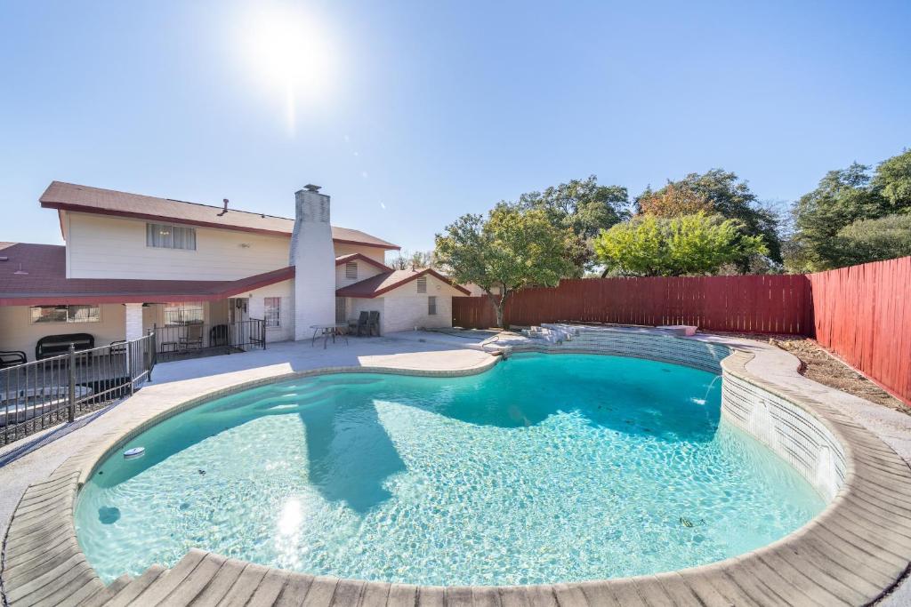Spacious 4BR with Private Pool, Near Six Flags, San Antonio