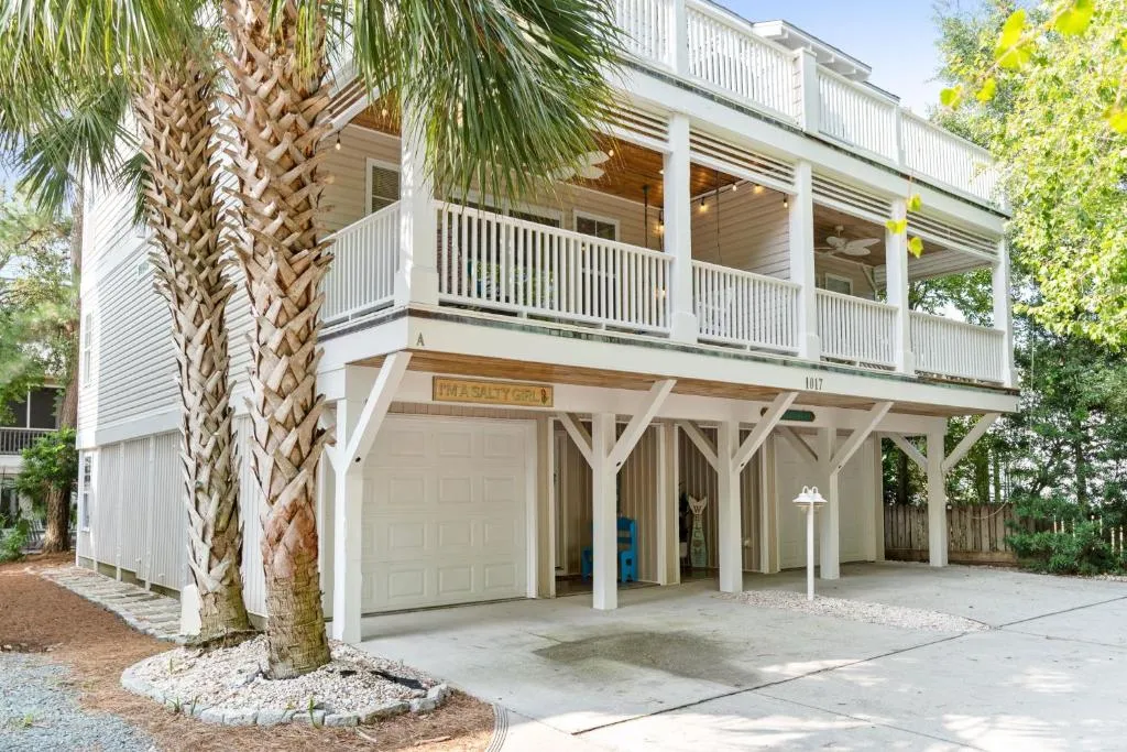 Stay at The Salty Gal - 4 Minute Walk to both Carolina and Kure Beaches, hotel in Carolina Beach