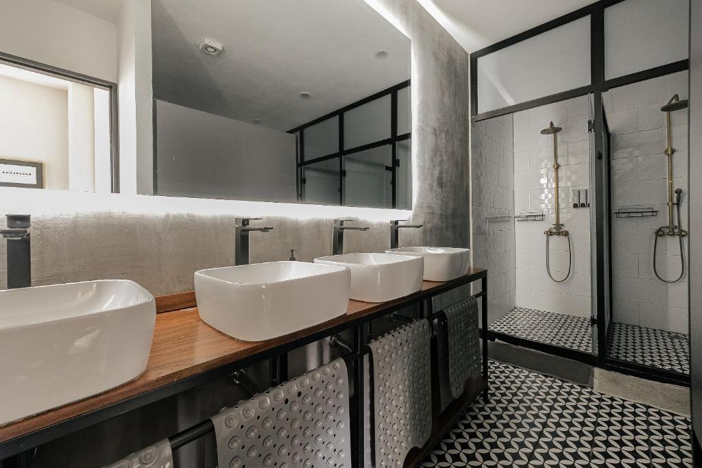 Luxury hostel shared mixed room - 1