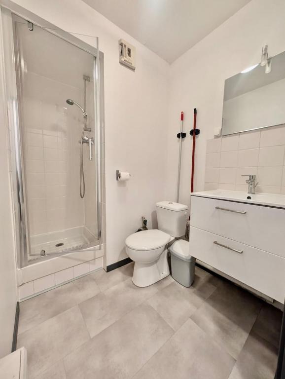 Studio near train station and downtown with free parking - 2