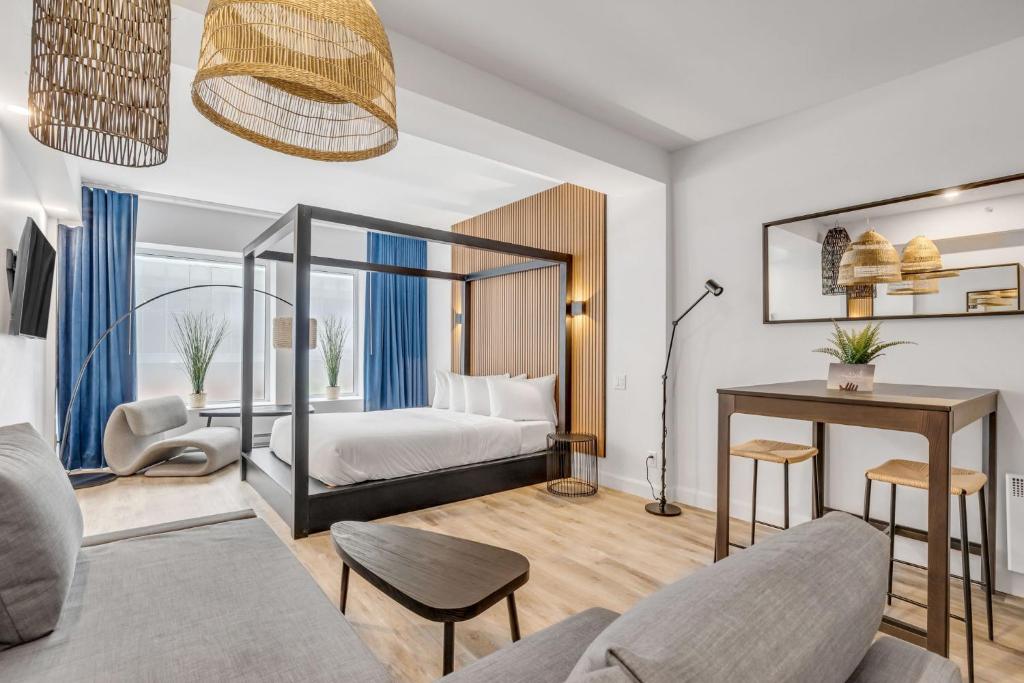 Initial / Libre / Centre-ville de Quebec, Quebec City