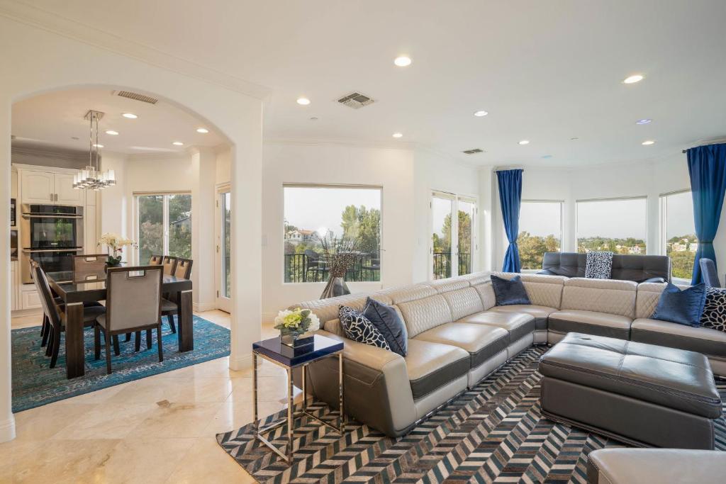 Luxury Modern w/ Great LA Views, Woodland Hills