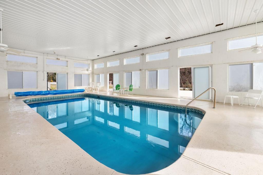 Adventure Awaits- Indoor pool & Pickle ball Court, Bentonville