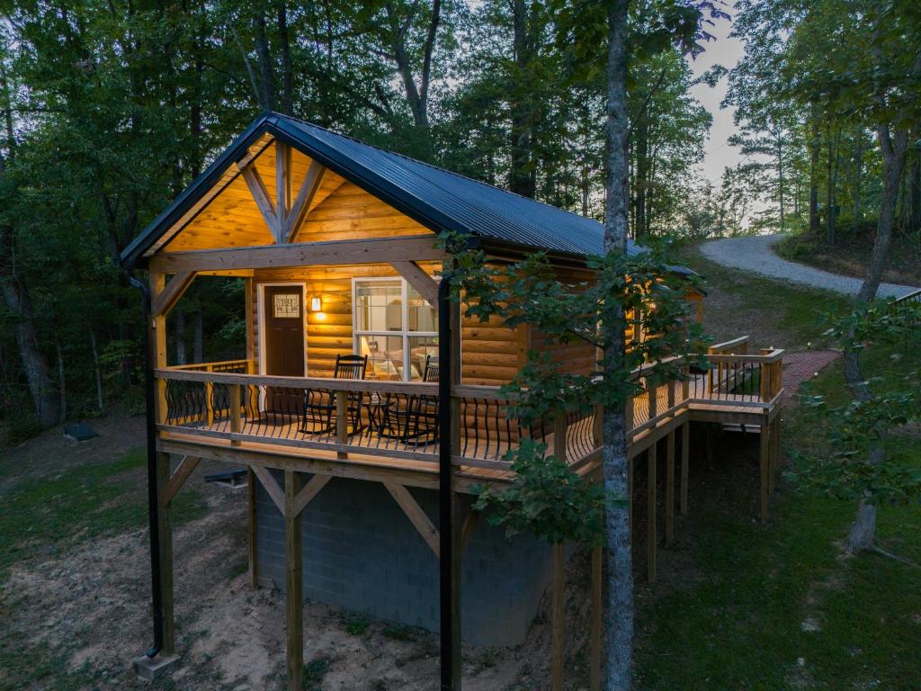 Alone At Last - New LUX Tiny Cabin - WiFi - Hot Tub 5321, Rogers