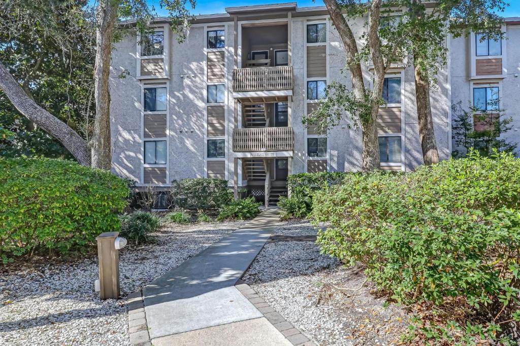 Amelia's Treehouse 2 blocks to beach Pool access Large Screened in balcony Centrally located 5005, Fernandina Beach