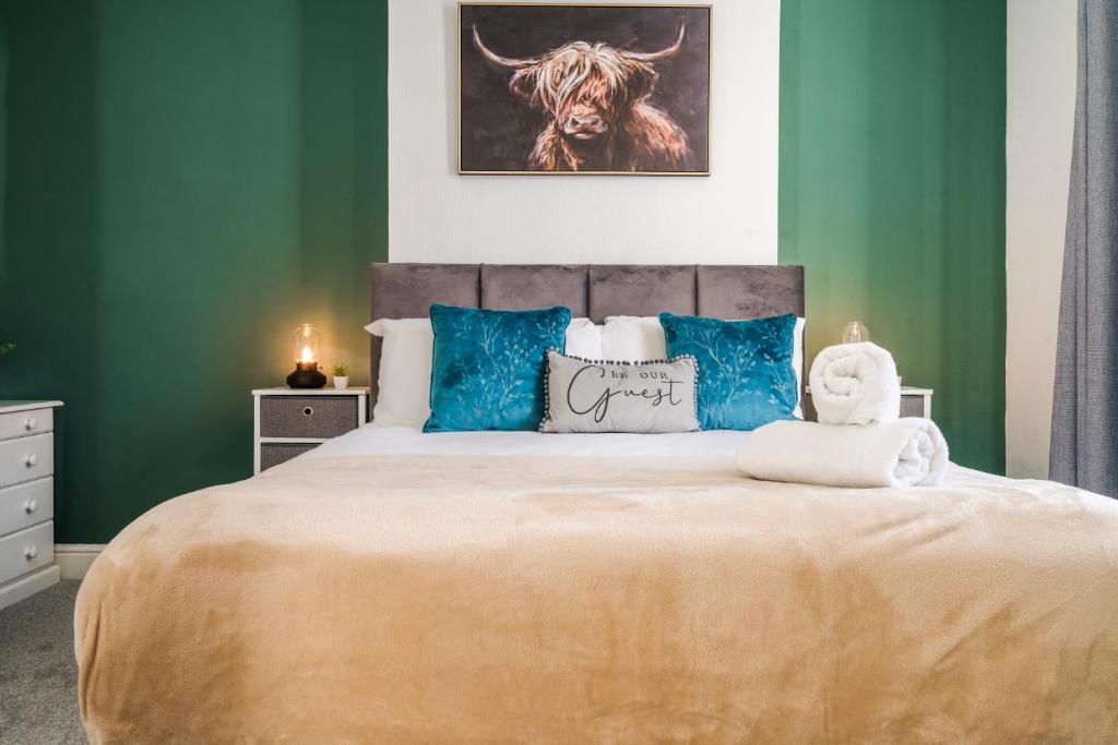 Comfortable 4 Bedroom Home Guests 7 High Speed WiFi and Parking Near Link road, Avail Exclusive Offers Now!, Birmingham