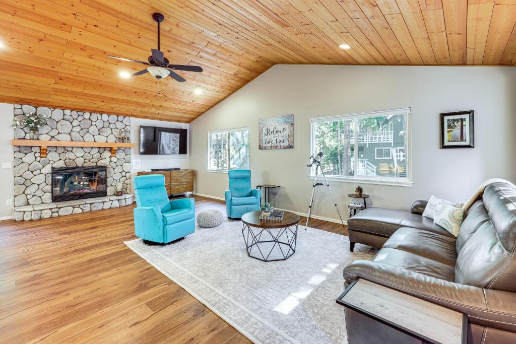 Swim, Hike, Ski and Unwind Lake Arrowhead Retreat!, Lake Arrowhead