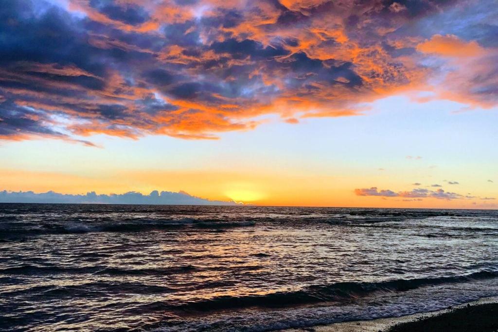 Tiki Hale Lua at the Surf and Racquet Club, Kailua-Kona