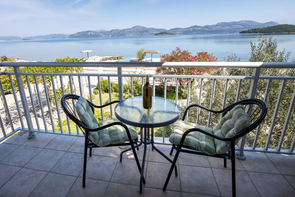 Mediterranean Seaside Apartments - Deak, hotel in Drače