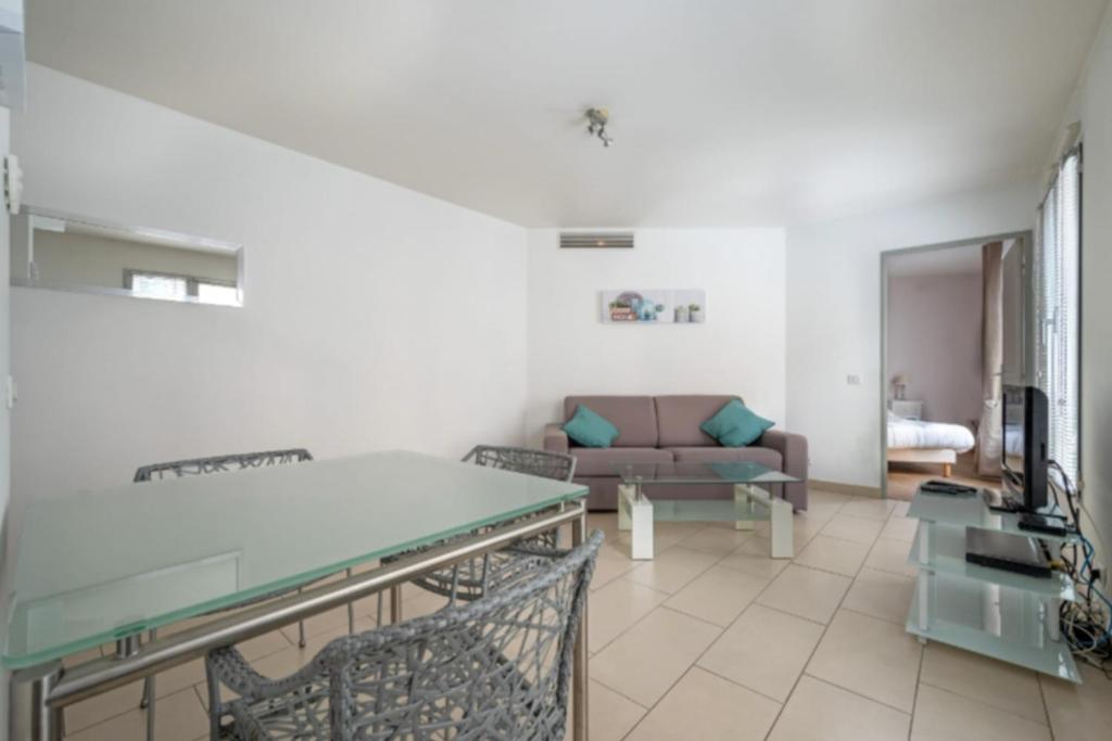 39m in downtown Cannes, Cannes