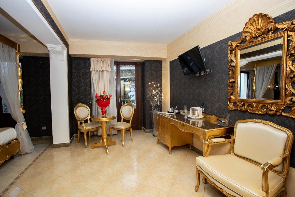 호텔 일 프린치페의 전망 좋은 실내 수영장 전경