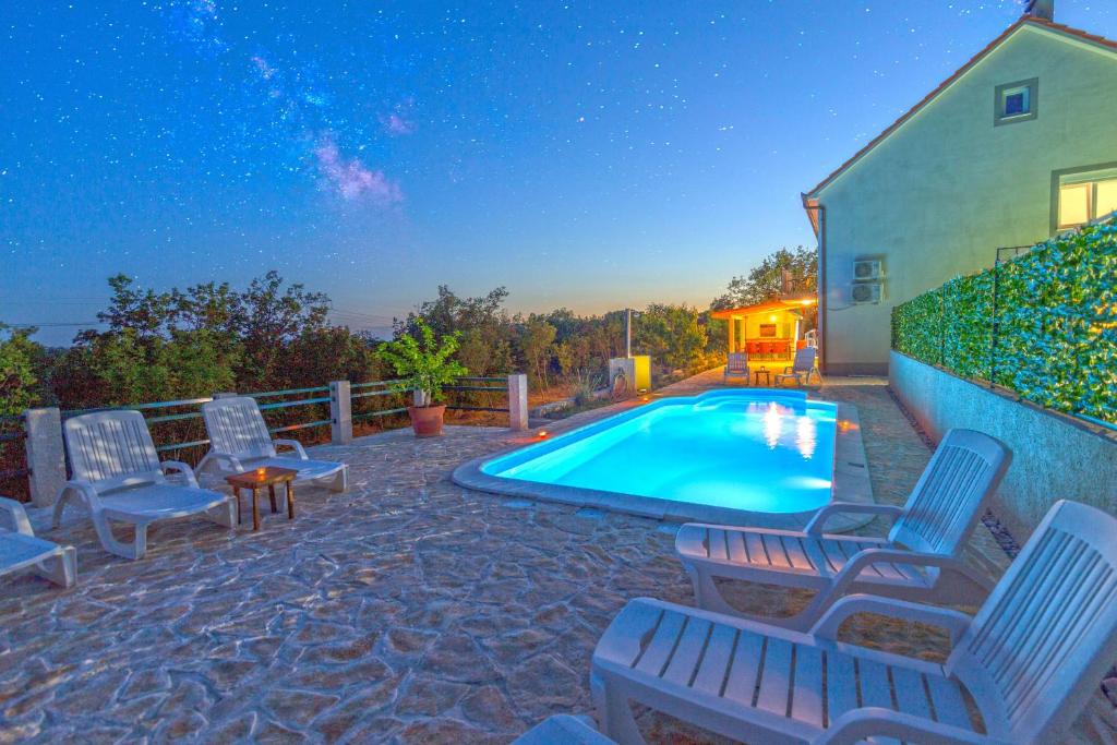 Ferienhaus In Opanci Mit Beheiztem Pool, Parkplatz, Lovreć