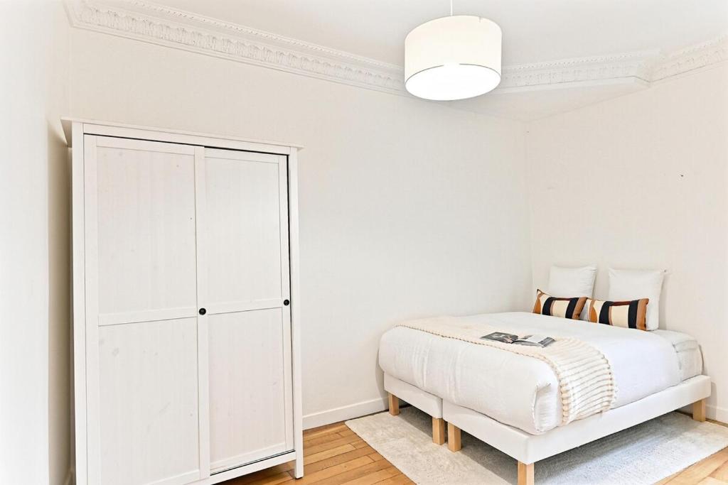 Spacious and Bright Apartment - 4