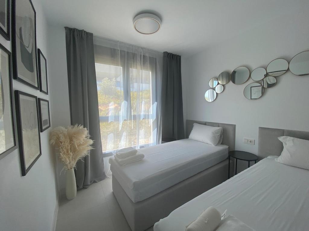 Beautiful City Apartment with in & outdoor pool - 2
