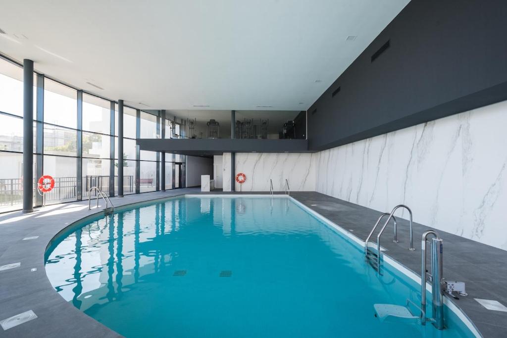 Beautiful City Apartment with in & outdoor pool - 5