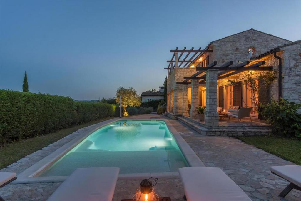 Ferienhaus In Sovinjak Mit Grill, Garten Und Terrasse, Buzet