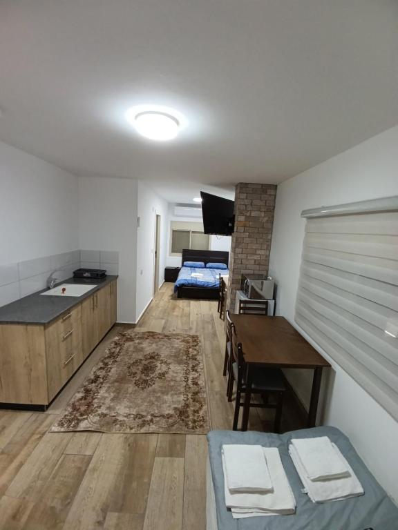 On the edge of the river על קצה הנחל, Mas'ade