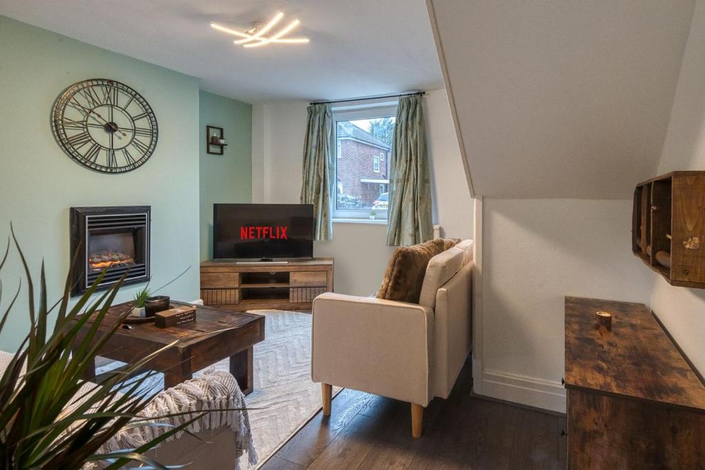 Comfortable 2 Bedroom Cottage with Driveway and Pet Friendly Stay, Partington