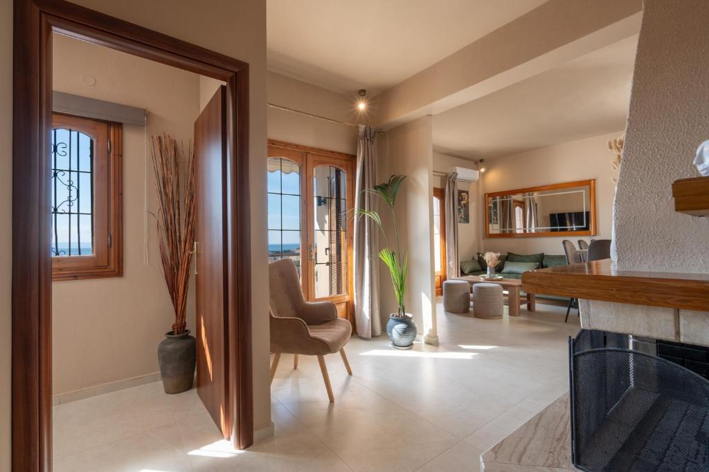 Hacienda Rowena, Neos Marmaras