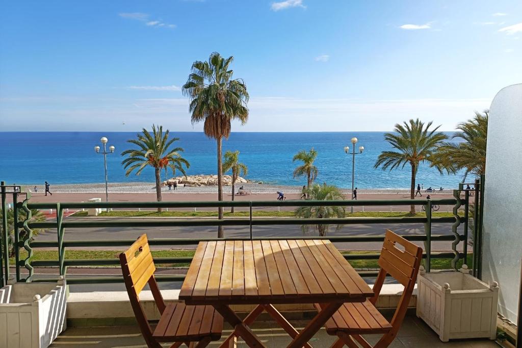 Charming T1 with terrace and sea view, Nicea