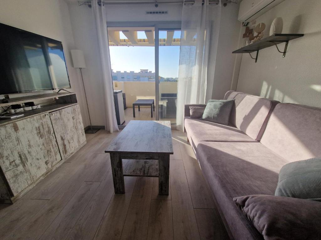 Cozy 1 Br with a seaview, AC, Pool and Parking - 3