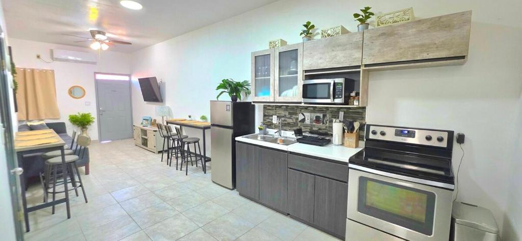 10 MIN FROM BEACH! 4 Queen Beds - 2