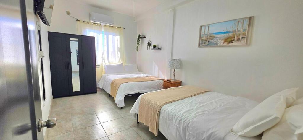 10 MIN FROM BEACH! 4 Queen Beds - 5